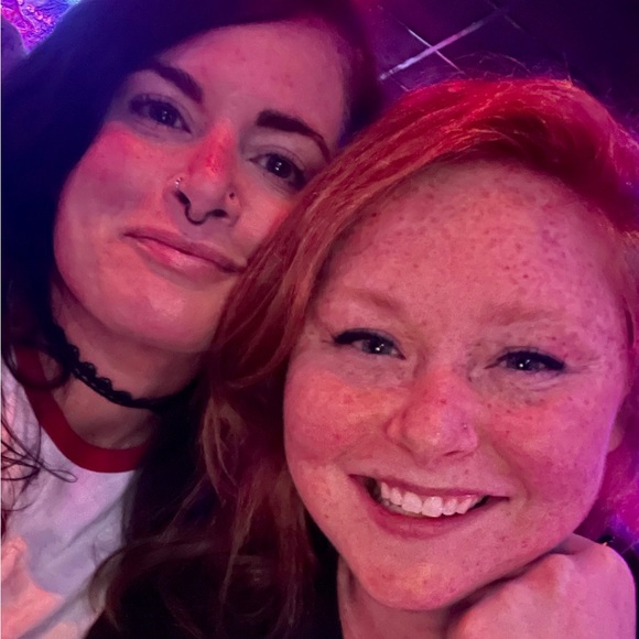 Hi! Meet Jasmine, your posher. Mom, shopper, seller and treasure hunter. 💙✌🏻👑 - Picture 10 of 12